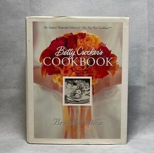 Betty Crocker's Bridal Edition Cookbook 576 Page Comprehensive Cooking Guide